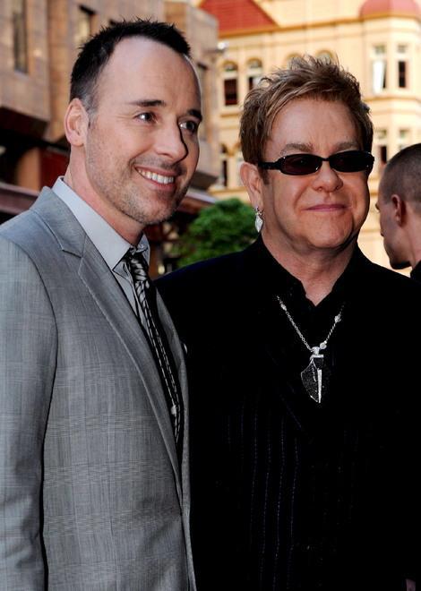 Gasparri horror: «Elton John schifo umano»