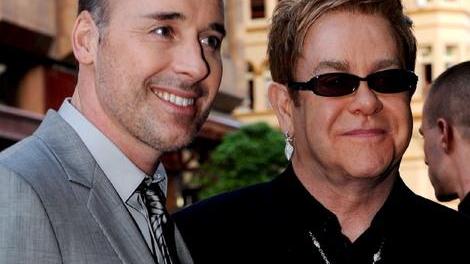Gasparri horror: «Elton John schifo umano»