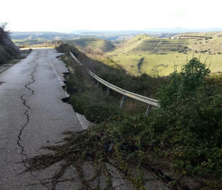 Ossi, sulla strada franata spunta un altro ostacolo 