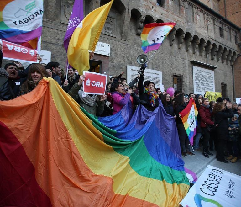 L’Italia arcobaleno invade le piazze 