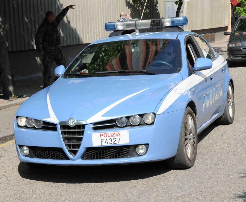 I due scippatori inseguiti dalla vittima e poi bloccati 