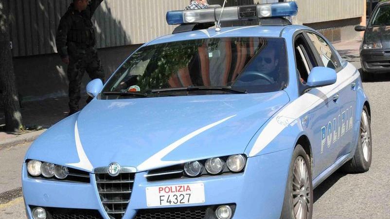 I due scippatori inseguiti dalla vittima e poi bloccati