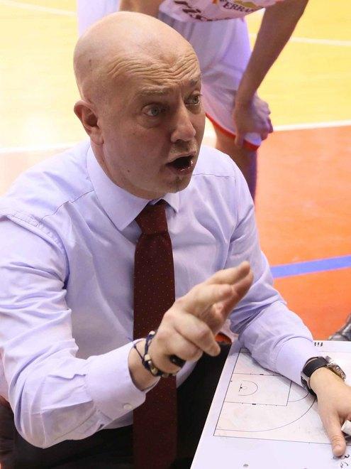 Menetti prova diverse soluzioni senza ottenere risposte dal team