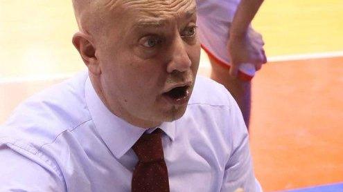 Menetti prova diverse soluzioni senza ottenere risposte dal team