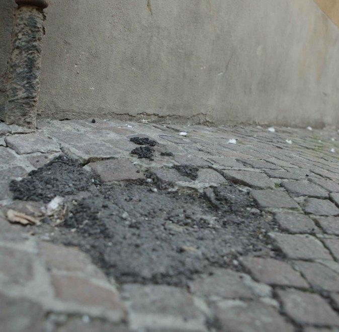 Via Sessi è dissestata e senza illuminazione 