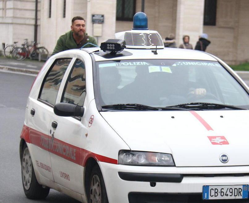 A Livorno lo "sparamulte" in azione anche di notte 