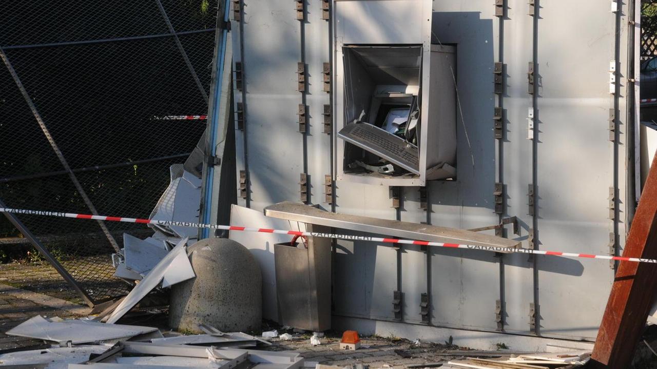 Il bancomat del Monte dei Paschi al Puntone di Scarlino, fatto esplodere dai ladri (foto Giorgio)