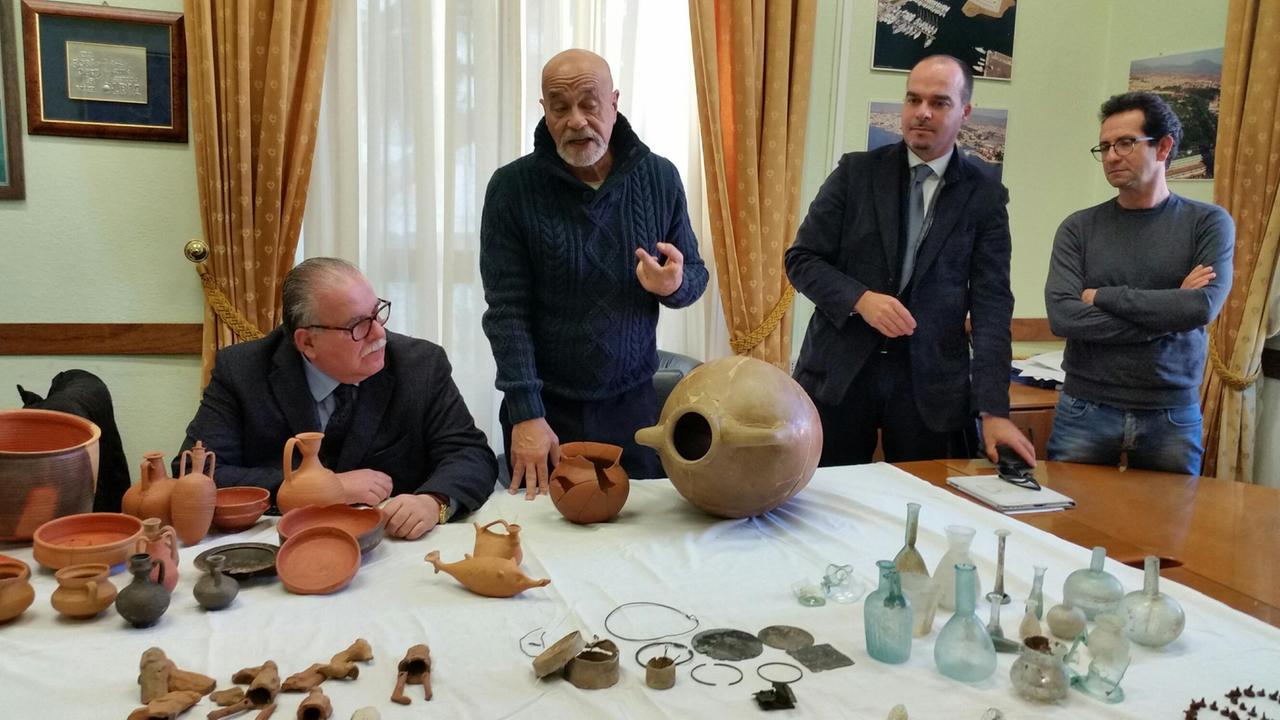 Olbia, restaurati gioielli, anfore e statuine dell'età romana