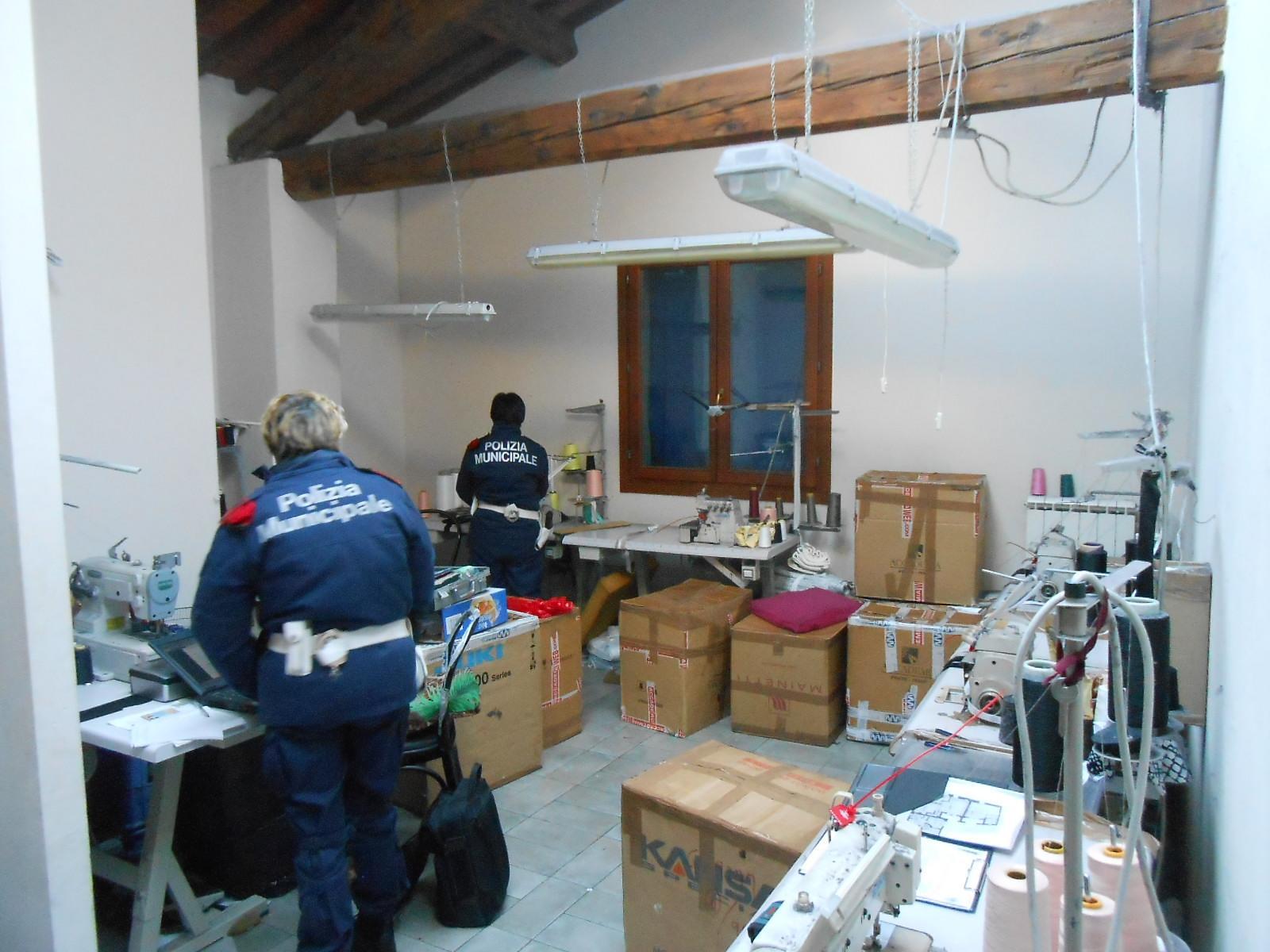 Blitz della municipale in appartamenti trasformati in laboratori cinesi
