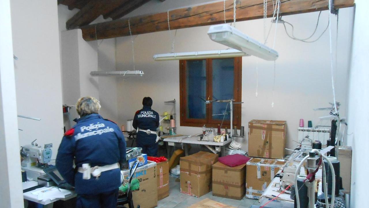 Blitz della municipale in appartamenti trasformati in laboratori cinesi