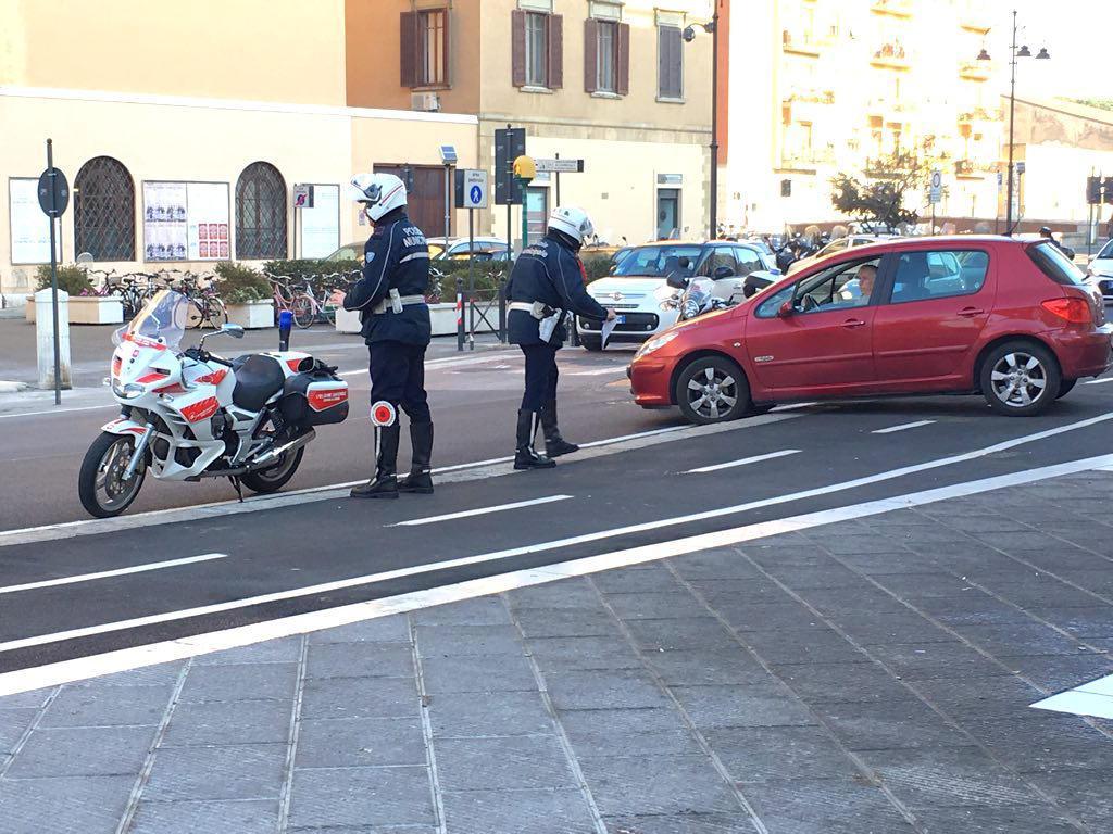 L'auto fermata in piazza del Municipio (marzi/Pentafoto)