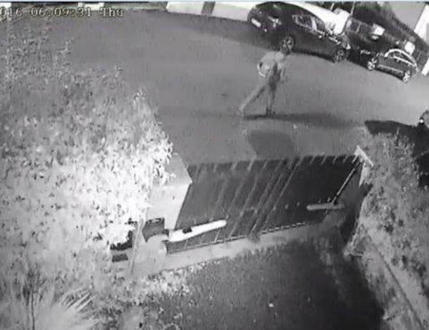 Un'immagine del video che ha filmato il furto nelle auto a Marina di Cecina