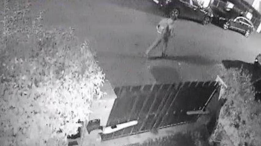 Un'immagine del video che ha filmato il furto nelle auto a Marina di Cecina