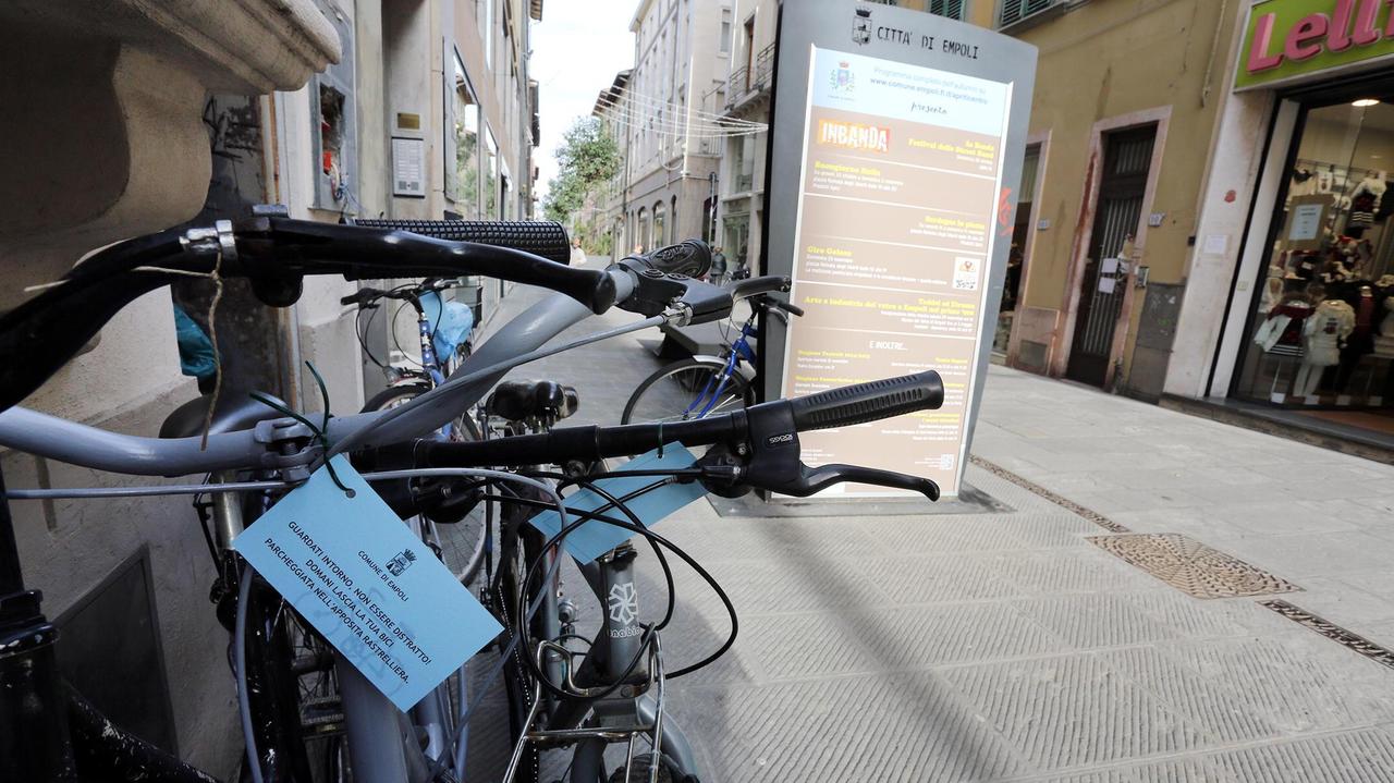 I cartellini alle biciclette (foto d'archivio)