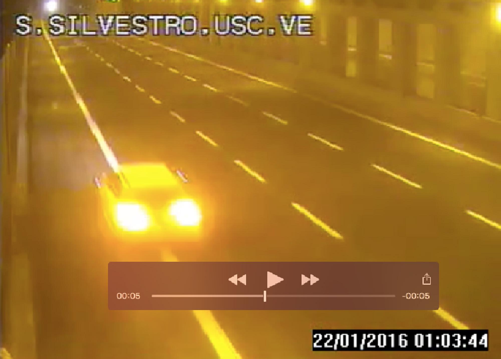 Un fotogramma dell'auto lanciata contromano a folle velocità