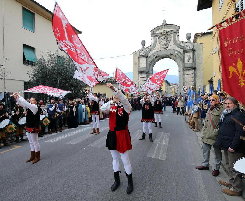 Migliaia di fedeli acclamano il nuovo vescovo 