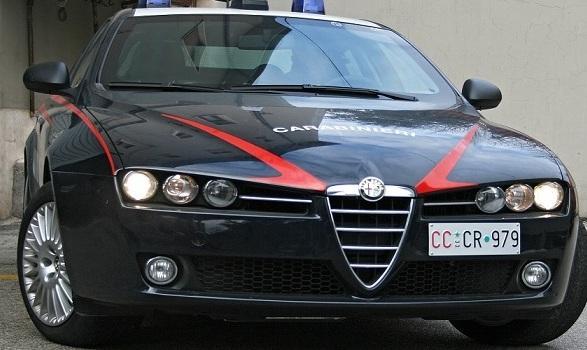 Prima molesta i clienti poi reagisce ai carabinieri