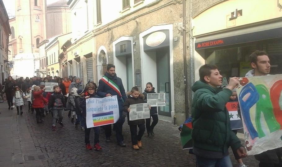 Comacchio, il sindaco marcia tra i ragazzi per la pace