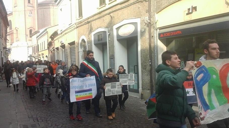 Comacchio, il sindaco marcia tra i ragazzi per la pace