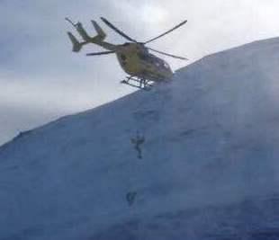 Escursionista ferito sul Cusna lo soccorre un addetto del Saer