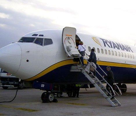 Alghero, voli annullati all’improvviso: passeggeri furibondi 