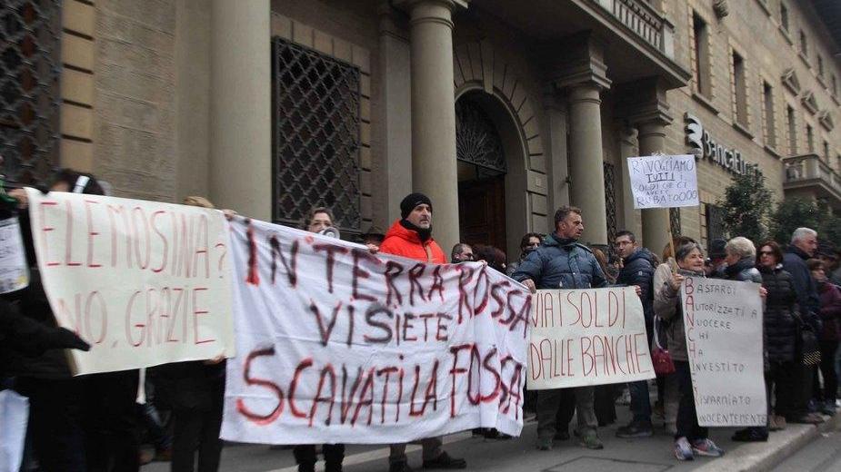Una manifestazione dei risparmiatori gabbati dalle obbligazioni emesse da Banca Etruria (foto d'archivio)