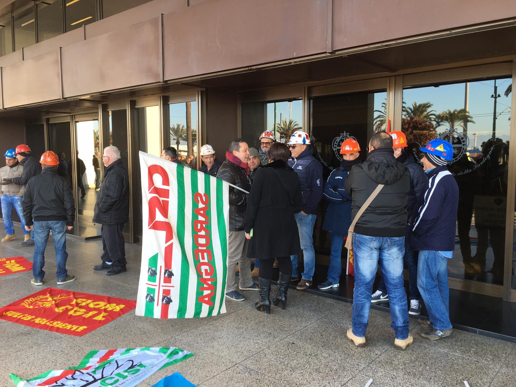La protesta degli operai Alcoa (foto Mario Rosas)