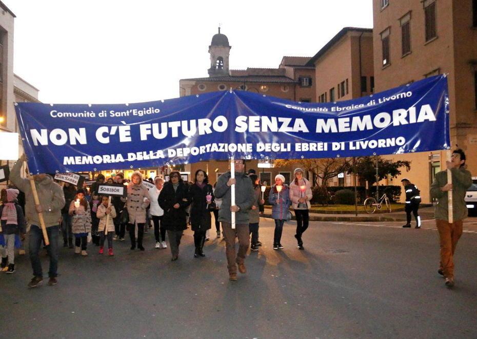 Grandi e piccini in marcia nel centro di Livorno per non dimenticare mai 