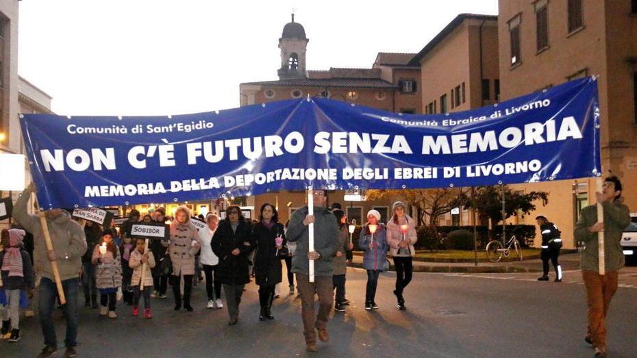 Grandi e piccini in marcia nel centro di Livorno per non dimenticare mai