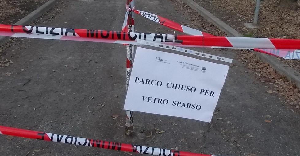 Vetri rotti nell’area verde Parco della Marina chiuso 