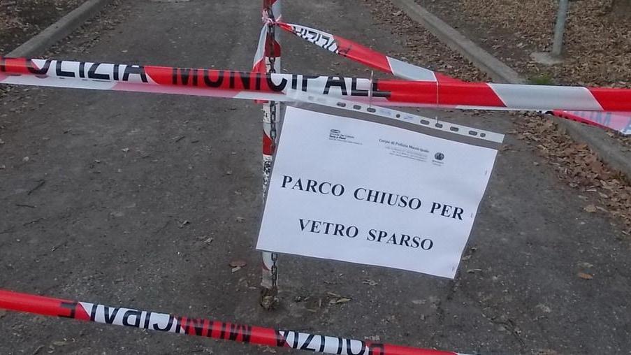 Vetri rotti nell’area verde Parco della Marina chiuso