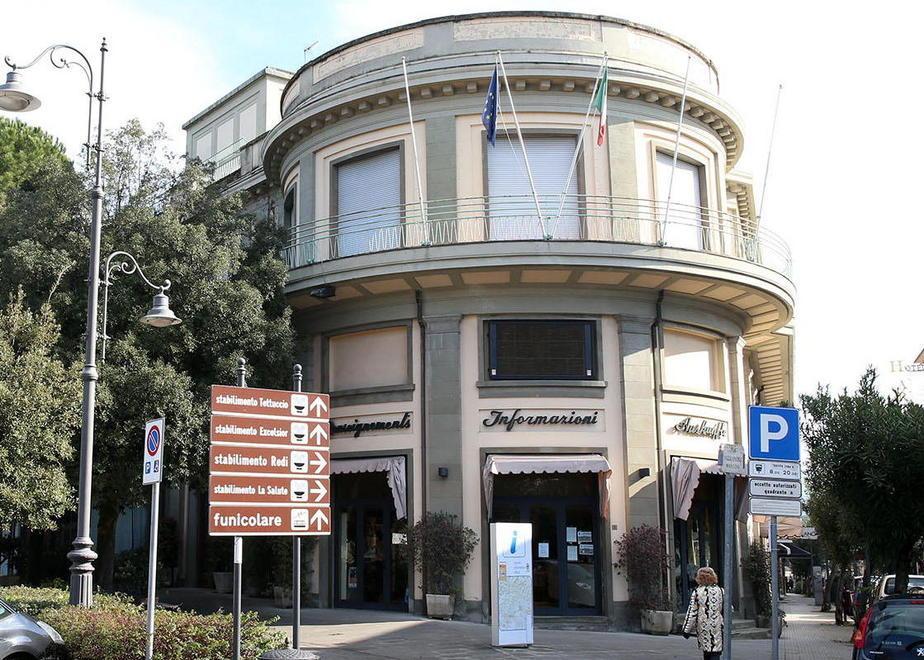 Il palazzo dell'ex sede dell'Atp a Montecatini (foto Nucci)