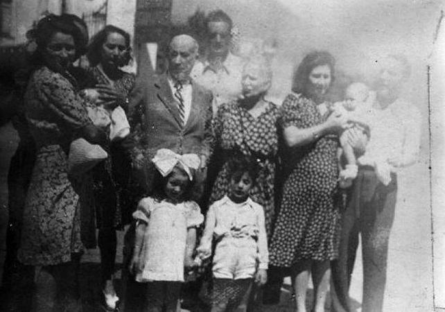 Le famiglie Pacifici, Molco e Procaccia in una foto scattata a Napoli
