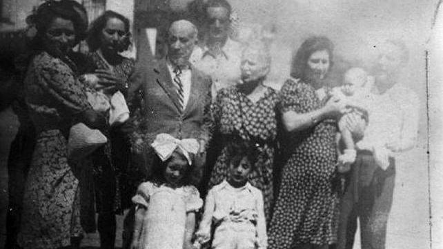 Le famiglie Pacifici, Molco e Procaccia in una foto scattata a Napoli