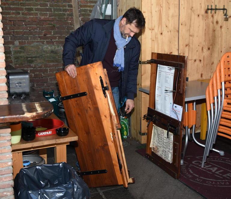 Carlo Agresti con la finestra spaccata dal ladro (foto Bf)