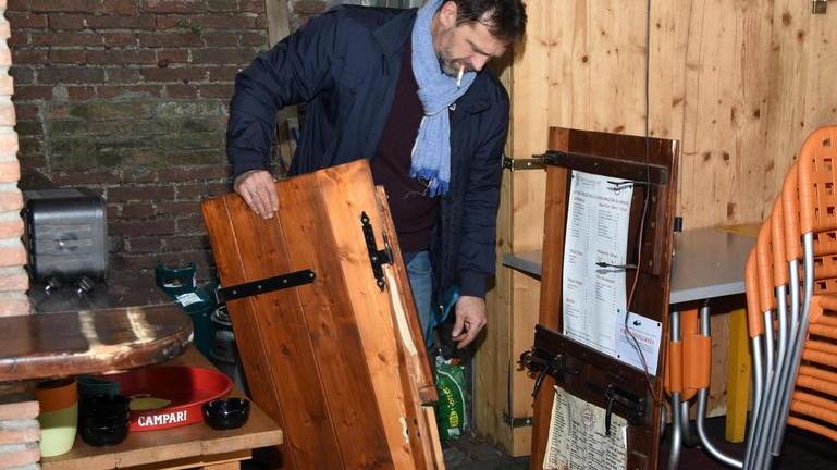 Carlo Agresti con la finestra spaccata dal ladro (foto Bf)