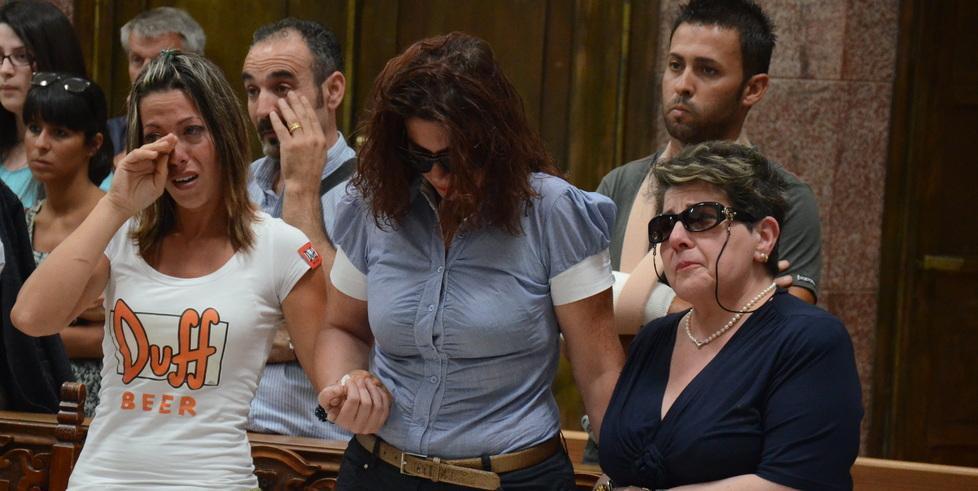 Marta e Vittoria Campus, figlie della vittima (qui sotto), con la zia paterna Felicita Campus il giorno della sentenza di primo grado