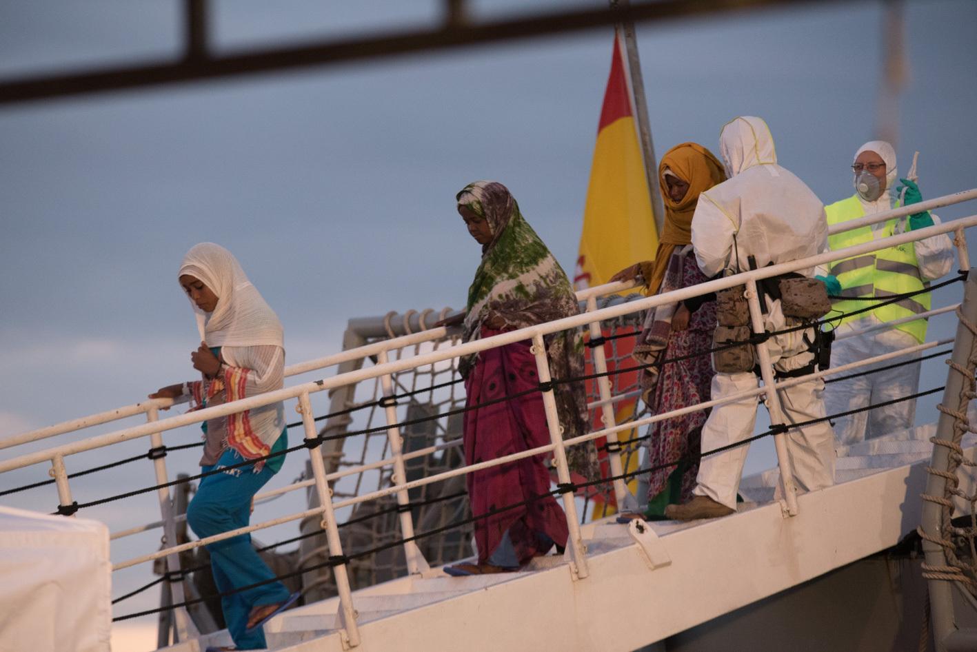 Sant'Anna Arresi, poliziotto a pesca salva famigliola di migranti in mare