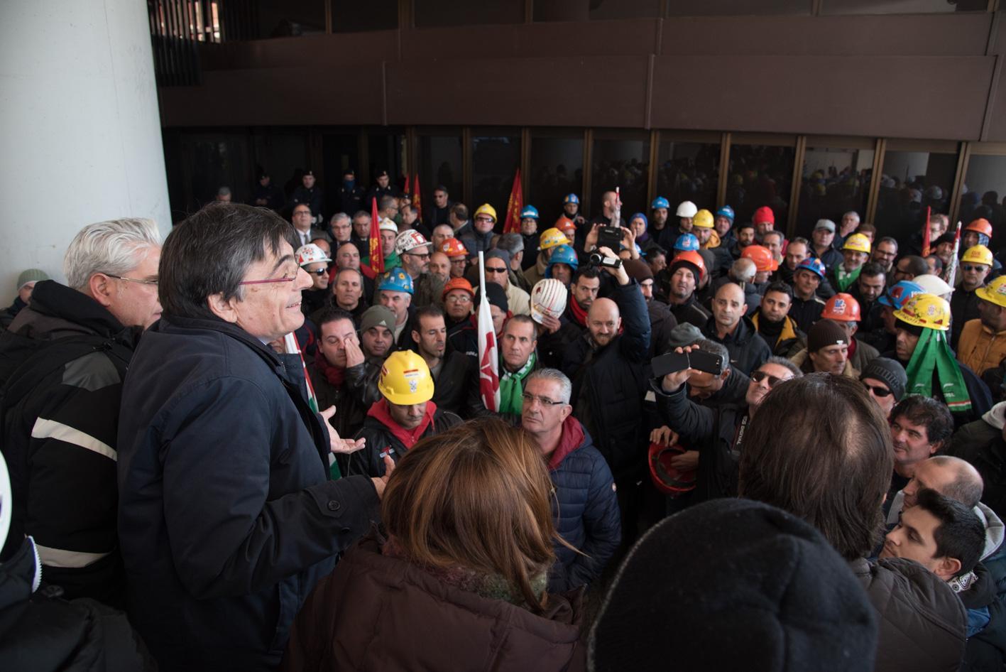 Il presidente del consiglio regionale Gianfranco Ganau incontra i lavoratori ex Alcoa (foto Mario Rosas)
