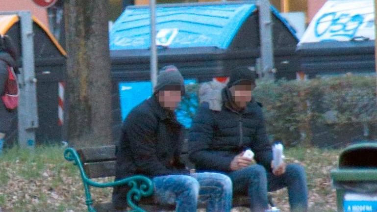 Condannato 48 ore prima a Modena: spaccia accanto ai bimbi