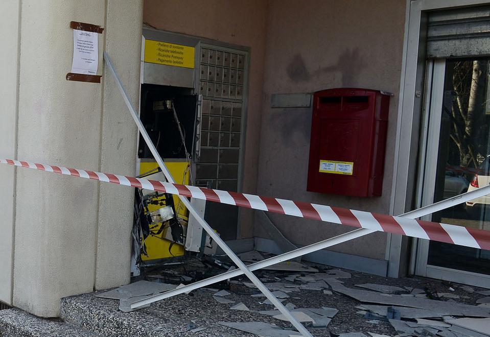 Fanno esplodere il bancomat delle Poste a Savignano