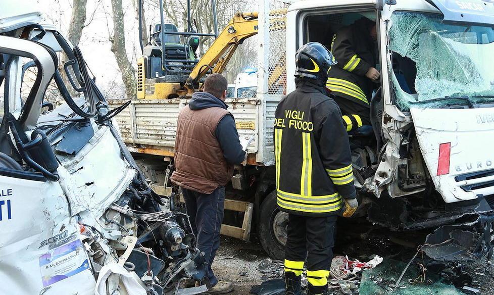 Maxi scontro con due camion coinvolti, tre i feriti