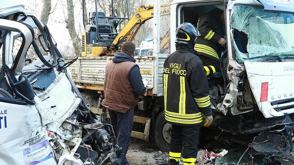 Maxi scontro con due camion coinvolti, tre i feriti