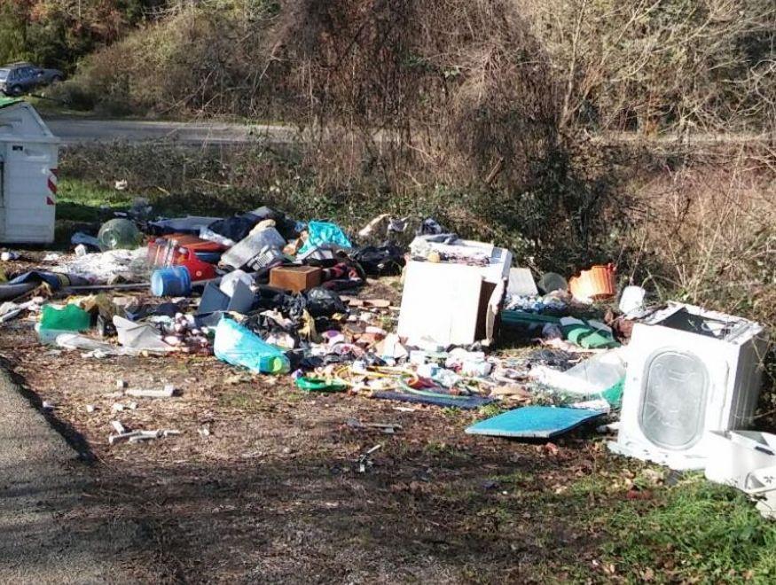Discarica scempio nella piazzola 