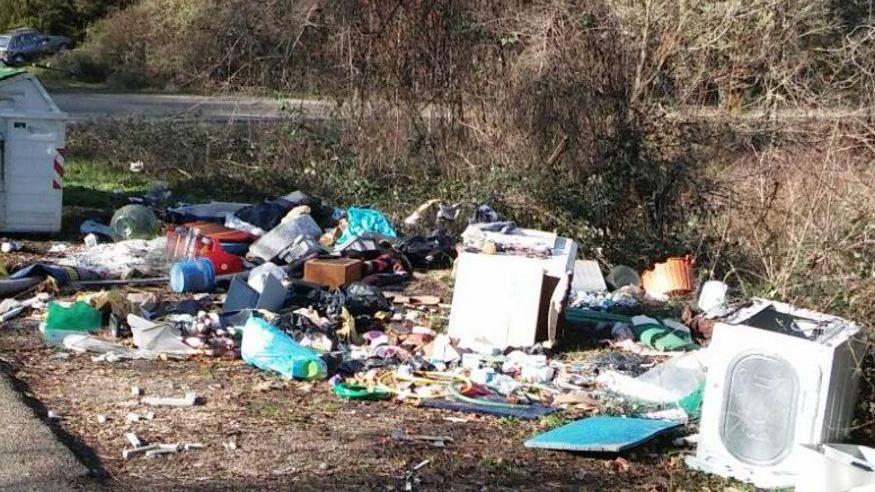 Discarica scempio nella piazzola