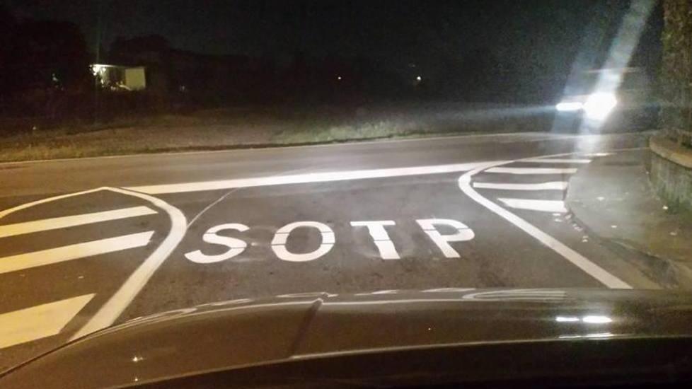 E la scritta “Stop” diventa “Sotp”