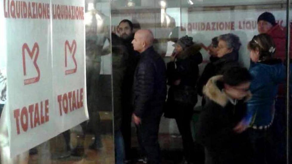 Marco Sport chiude i battenti tutti in coda per le svendite