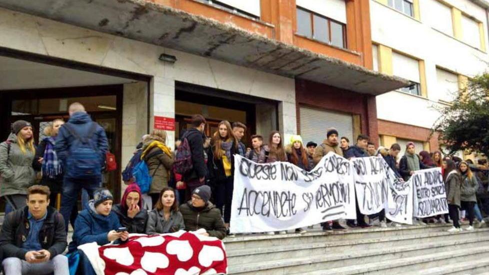 Aule al freddo, studenti a casa