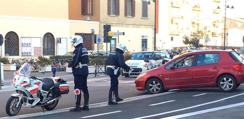 Auto in mezzo ai pedoni in piazza del Municipio 