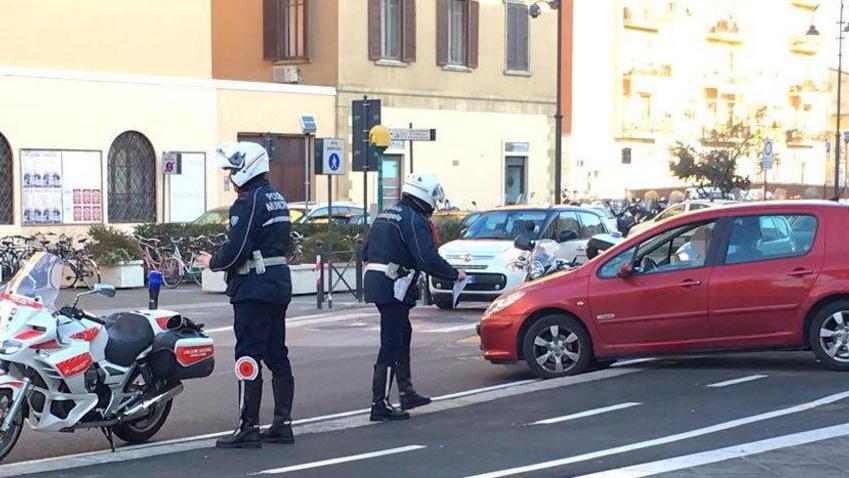 Auto in mezzo ai pedoni in piazza del Municipio